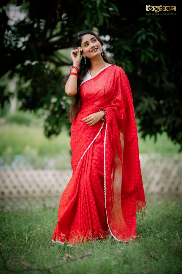 মেরুন প্রিমিয়াম ধুপিয়ান সিল্ক ব্লক প্রিন্ট শাড়ি!