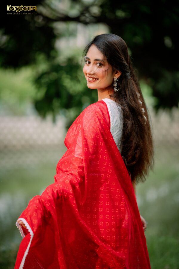 মেরুন প্রিমিয়াম ধুপিয়ান সিল্ক ব্লক প্রিন্ট শাড়ি! - Image 3