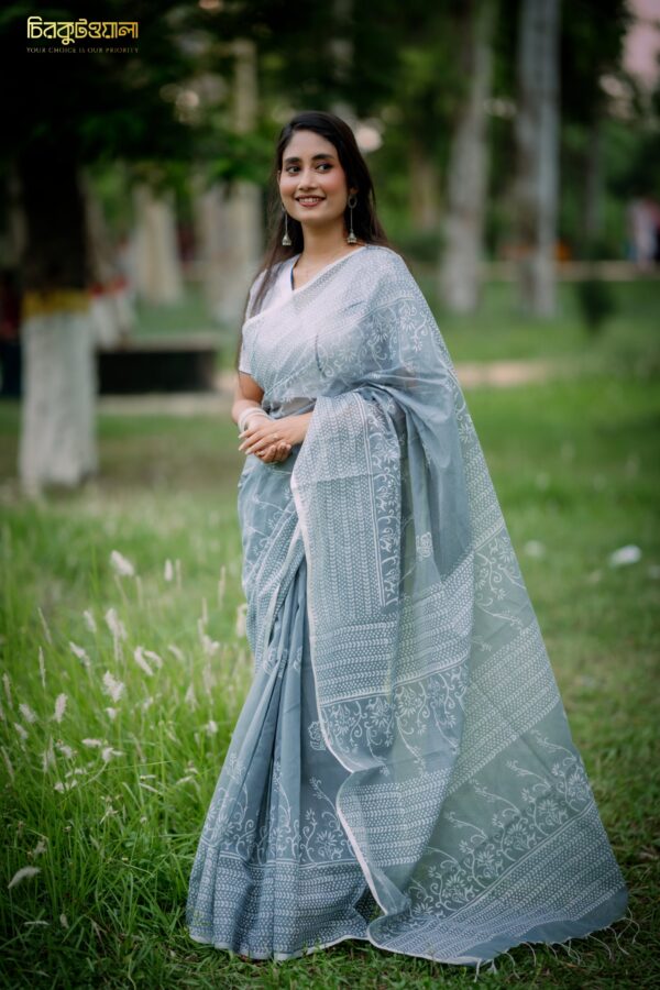 প্রিমিয়াম ধুপিয়ান সিল্ক ব্লক প্রিন্ট শাড়ি! - Image 3