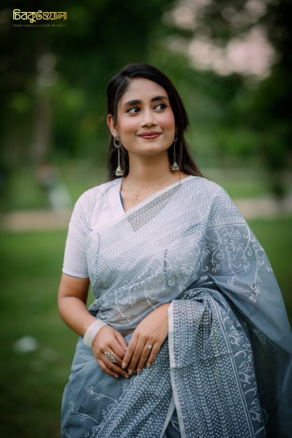 প্রিমিয়াম ধুপিয়ান সিল্ক ব্লক প্রিন্ট শাড়ি! - Image 4
