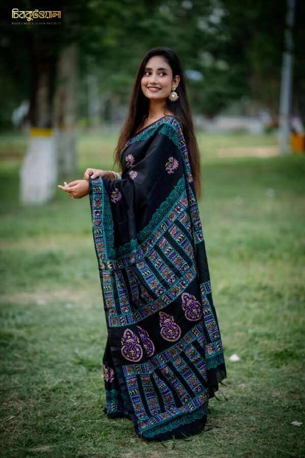 প্রিমিয়াম ধুপিয়ান সিল্ক ব্লক প্রিন্ট শাড়ি! - Image 3